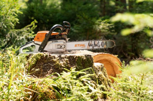 STIHL benzīna motorzāģis ar vieglu sliedi